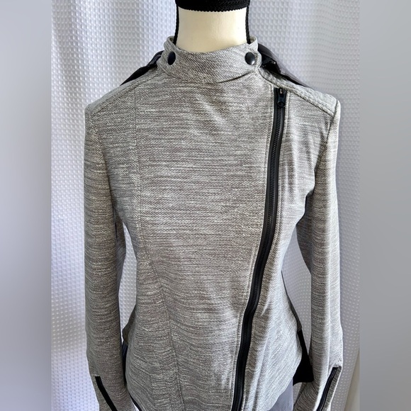 Women’s Lululemon Athletica gray hooded Bust A Move zipped Jacket Sz small - Picture 3 of 16